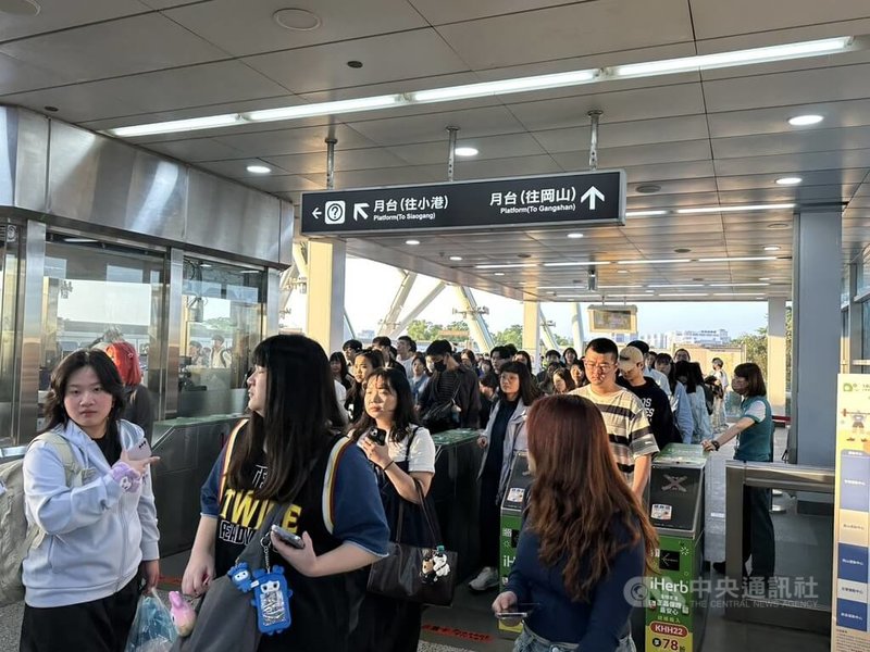 韓國女團TWICE於22、23日連2天在高雄國家體育場開唱，大批粉絲搭乘高雄捷運前往世運站。中央社記者林巧璉攝　114年11月22日