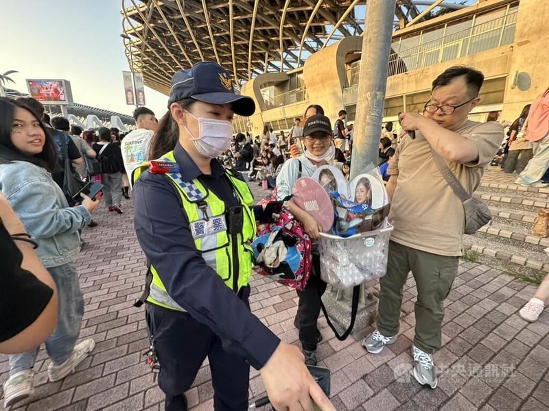 台灣成員周子瑜所屬韓團TWICE於22日起一連2天在高雄國家體育館（世運主場館）開唱，首日午後萬名粉絲陸續湧入會場，警方動員維安，並在周邊加強取締違規攤販。中央社記者林巧璉攝　114年11月22日