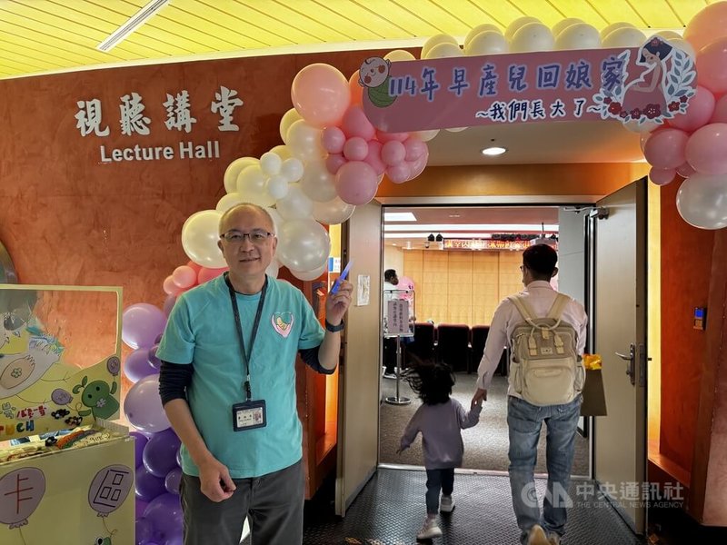 台大醫院22日舉辦早產兒回娘家活動，台大兒童醫院新生兒科主任曹伯年（圖）印象難忘台大最小的早產兒是僅有350公克、22週大的嬰兒，113年已經7歲了，在台大回娘家活動上登台敲打擊樂，讓醫護相當感動。中央社記者沈佩瑤攝　114年11月22日