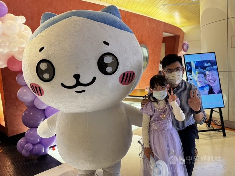 台灣每100名寶寶,就有1個極低體重早產兒。6歲的茵茵(左)出生時僅718公克,她22日以「學姊」身分參加台大醫院早產兒回娘家活動,盼能帶給其他早產兒家庭希望。中央社記者沈佩瑤攝 114年11月22日