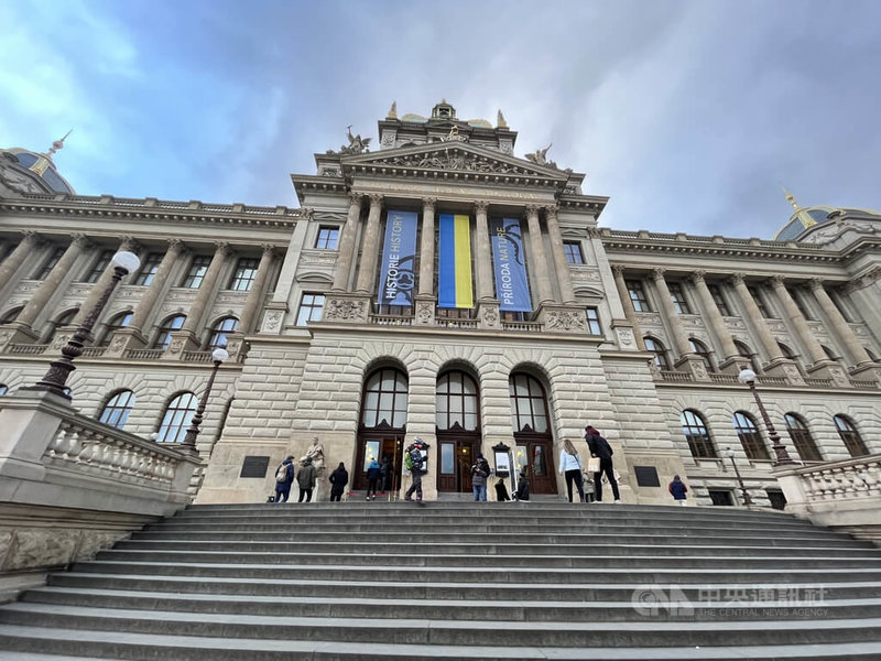 2022年2月俄羅斯入侵烏克蘭不久後，捷克國家博物館便懸掛起烏克蘭國旗，象徵捷克對烏克蘭的聲援，一直到今年8月被撤下，引發關注。圖攝於2023年3月4日。中央社記者劉郁葶布拉格攝　114年11月22日