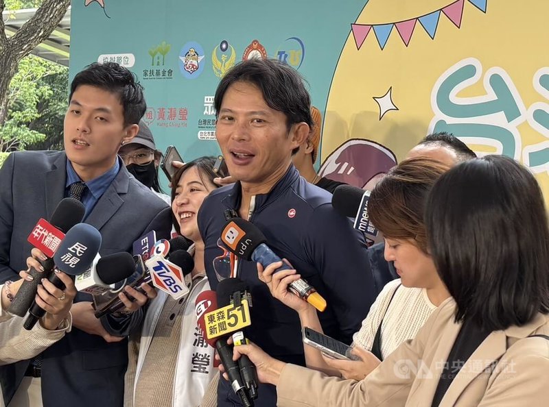 民眾黨主席黃國昌22日受訪表示，他對現任議員連任充滿信心，相信民眾黨在北市議會「4+2」全壘打，是絕對可達成的目標。中央社記者郭建伸攝　114年11月22日