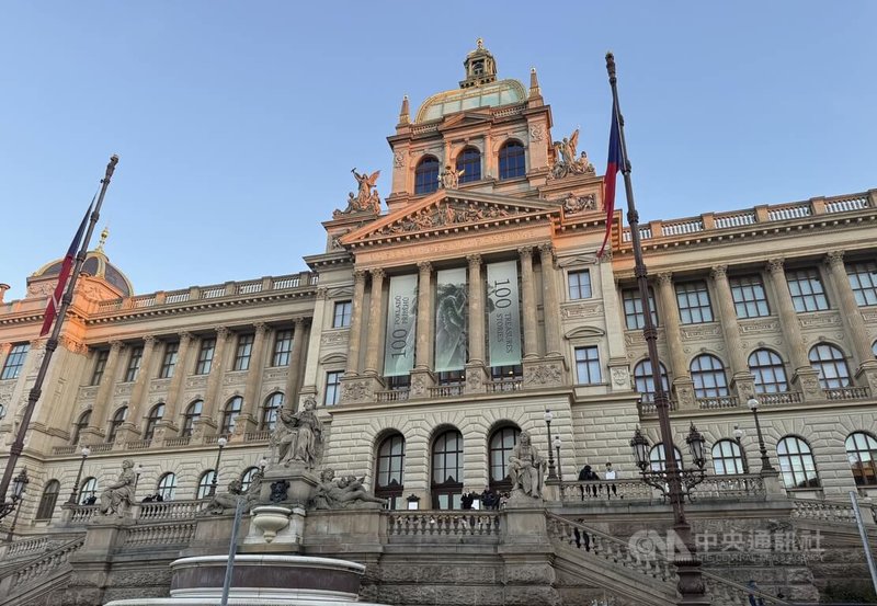 捷克國家博物館10月底換上「故宮文物百選及其故事」的海報，宣傳故宮在捷克展出131組件珍寶，以及「翠玉白菜」首次來歐洲。圖攝於11月6日。中央社記者劉郁葶布拉格攝　114年11月22日