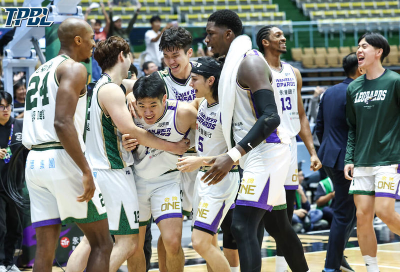 台灣職業籃球大聯盟（TPBL）桃園台啤永豐雲豹隊22日在主場迎戰新北國王隊，靠著莊博元（前中）在終場前14秒雙方平手時的關鍵抄截，終場成功以103比101險勝國王。（TPBL提供）中央社記者黎建忠傳真　114年11月22日