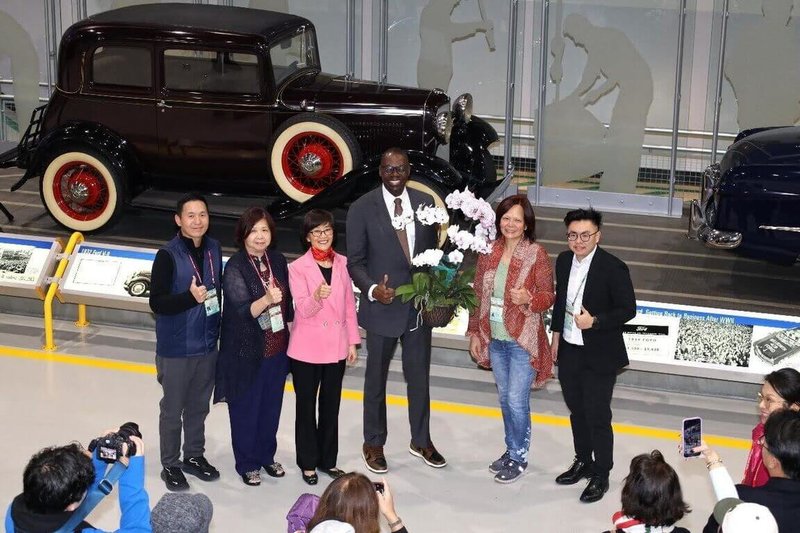 美國密西根州副州長吉克瑞斯特二世（Garlin Gilchrist II）在福特汽車工廠迎接台商代表團。（北美洲臺灣商會聯合總會提供）中央社記者林宏翰傳真114年11月22日
