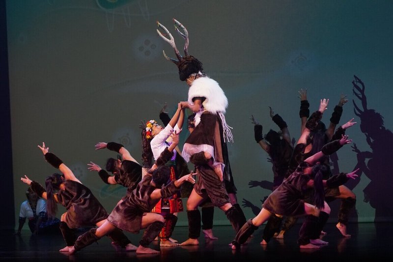 娜麓灣樂舞劇團樂舞新作以台東卑南族建和部落流傳的「神鹿與少女」傳說為靈感，推出「Saliyaliyan－印象Kasavakan」，結合傳統歌謠、現代表演與部落集體記憶，將帶領觀眾穿越神話、走入文化發源地。（原住民族委員會原住民族文化發展中心提供）中央社記者黃郁菁傳真　114年11月22日