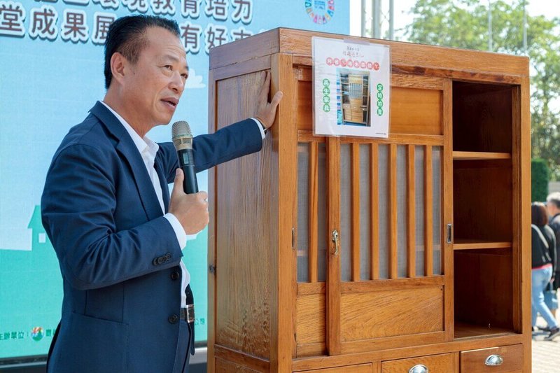嘉義縣政府22日舉行「全國南區社區環境教育培力暨環保小學堂成果展」,現場並進行再生家具競標,由縣長翁章梁(圖)擔任拍賣官。(嘉義縣政府提供)中央社記者黃國芳傳真 114年11月22日
