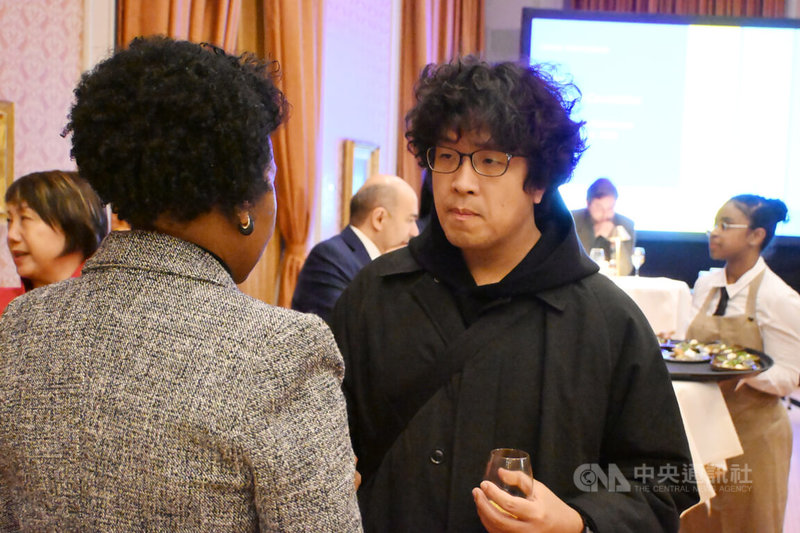 民進黨立委沈伯洋赴荷蘭海牙出席國際自由聯盟會議，與各國議員交流。中央社記者吳柏緯海牙攝　114年11月22日