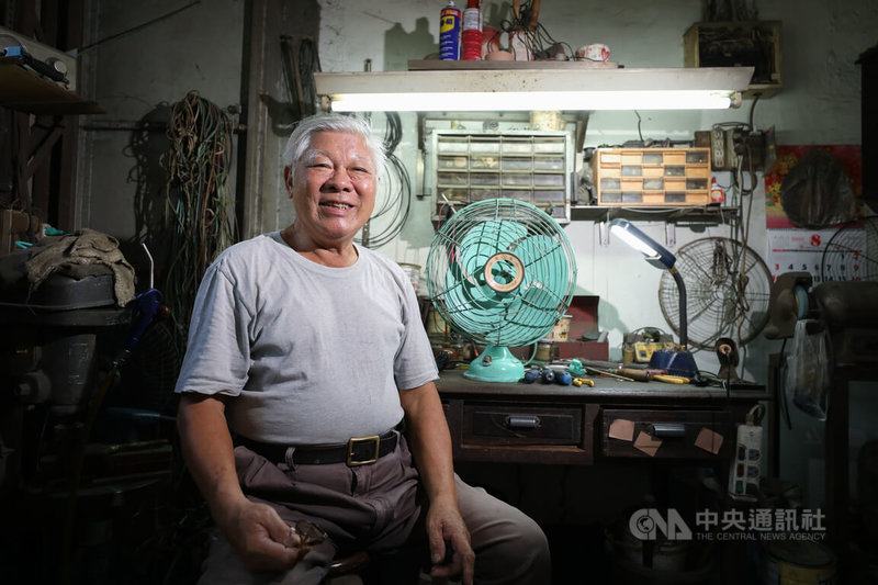 75歲鄭清木是維修老電扇的師傅，在不到1.5坪工作室內，賦予老電扇新生命。中央社記者趙麗妍攝 114年11月22日