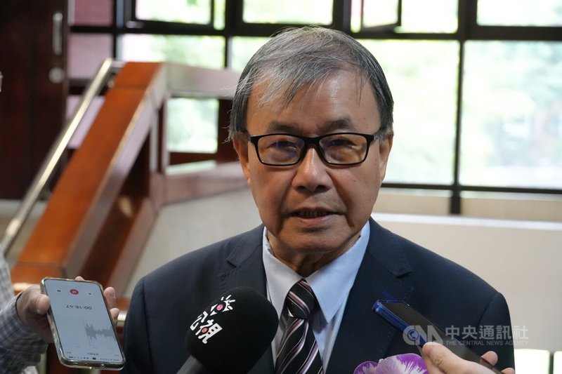 教育部預告修正校事會議相關辦法，教育部長鄭英耀（圖）22日出席在台灣師範大學舉辦的教育學術團體聯合年會，會前接受媒體聯訪表示，修法重點之一是設置「過濾」機制，不處理匿名投訴。中央社記者陳至中台北攝　114年11月22日