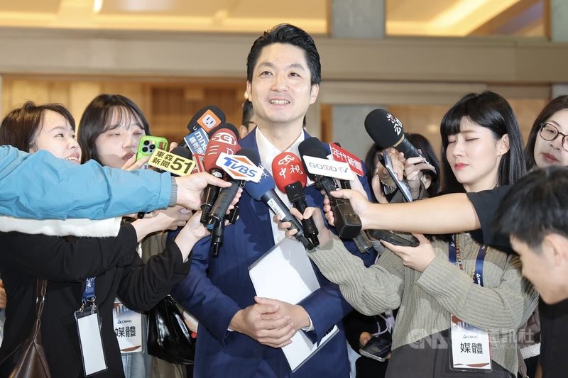 2025年CBMC台灣年會城市論壇22日上午於台北南港萬怡酒店舉行，台北市長蔣萬安（中）會前接受媒體訪問回應近日輝達議題。中央社記者翁睿坤攝 114年11月22日