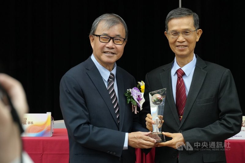 38個教育學術團體22日聯合在台師大舉辦年會，教育部長鄭英耀（左）出席，並頒發木鐸獎給前國民及學前教育署長吳清山（右）等教育有功人士。中央社記者陳至中台北攝　114年11月22日