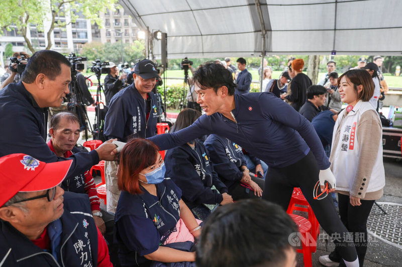 台灣民眾黨主席黃國昌（右2）22日至新北投出席「台灣有愛 民眾溫情」寒冬送暖園遊會，由民眾黨台北市議員黃瀞瑩（右）陪同向在地里長致意。中央社記者裴禛攝 114年11月22日