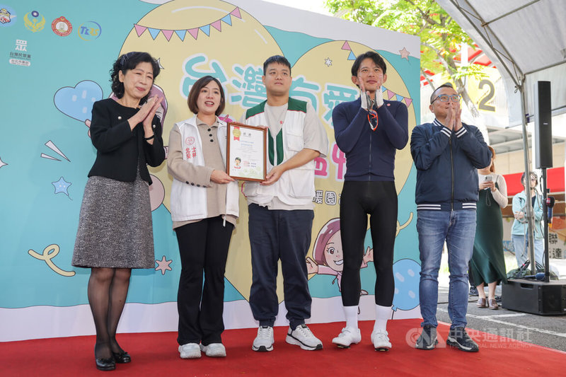 台灣民眾黨台北市議員黃瀞瑩（左2）22日在新北投舉辦「台灣有愛 民眾溫情」寒冬送暖園遊會，合作社福團體台北家扶中心頒贈感謝狀，民眾黨主席黃國昌（右2）、秘書長周榆修（右）、前台北市長柯文哲妻子陳佩琪（左）出席支持響應。中央社記者裴禛攝 114年11月22日