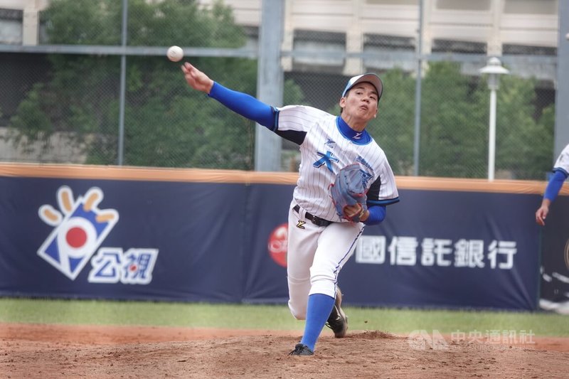 黑豹旗青棒賽大溪高中22日靠著徐少樺（圖）先發5局無失分、好投壓制，率隊以5比0擊敗稻江商職、晉級8強。中央社記者謝靜雯攝 114年11月22日