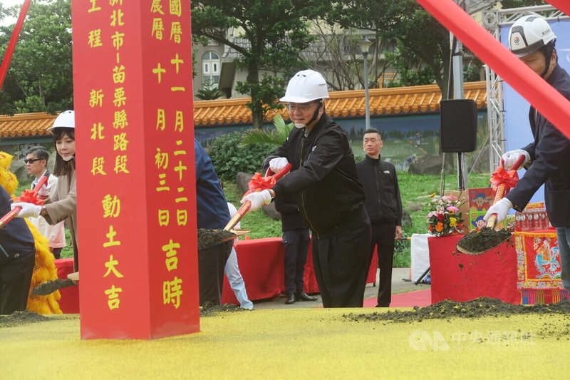 行政院長卓榮泰(中)22日赴新北林口出席「台61線快速公路新北市-苗栗縣路段平交路口改善工程-新北段」動土祈福典禮。中央社記者吳書緯攝 114年11月22日
