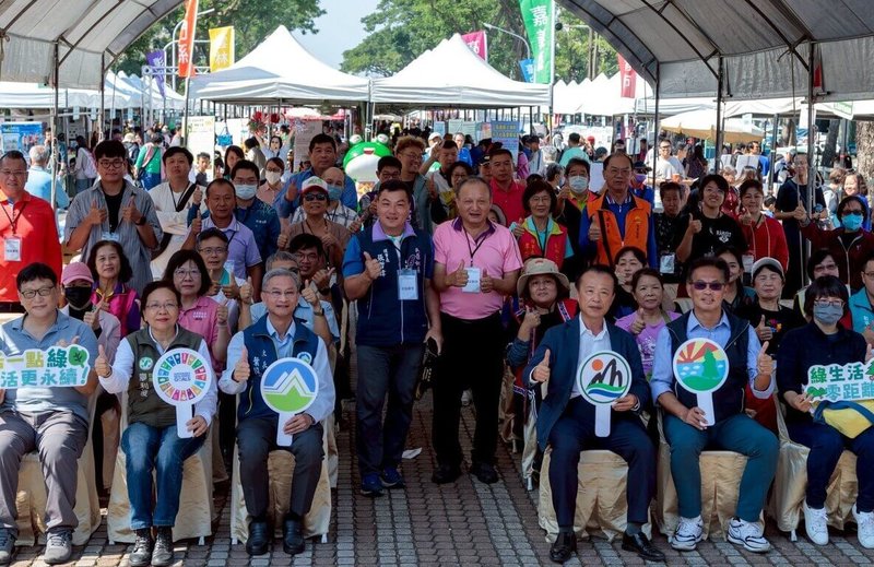 114年全國南區社區環境教育成果展22日在嘉義縣舉行，中南部及離島縣市社區齊聚交流，環境部政務次長葉俊宏（前左3）、嘉義縣長翁章梁（前右3）等人出席共襄盛舉。（嘉義縣政府提供）中央社記者黃國芳傳真　114年11月22日