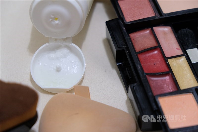 台灣首見化粧品檢出禁用蘇丹色素，食藥署22日表示，排除非國內及原料出口商，共12家業者列入調查，最快24日公布受影響狀況。（中央社檔案照片）