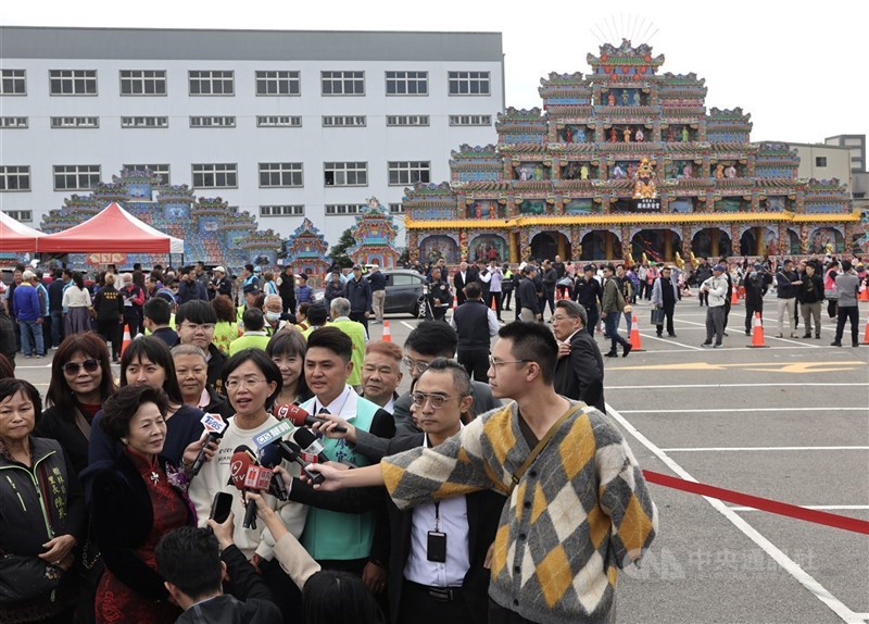民進黨立委蘇巧慧（前左3，白衣者）22日出席樹林濟安宮五朝圓醮開幕典禮，活動前接受媒體聯訪。 中央社記者趙世勳攝 114年11月22日