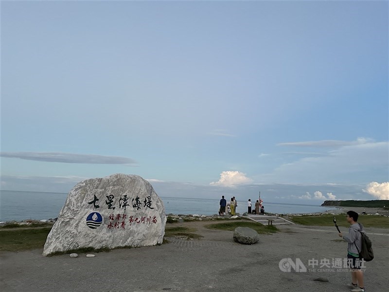 115年首季國旅團費漲3%到5%；圖為花蓮七星潭。（中央社檔案照片）