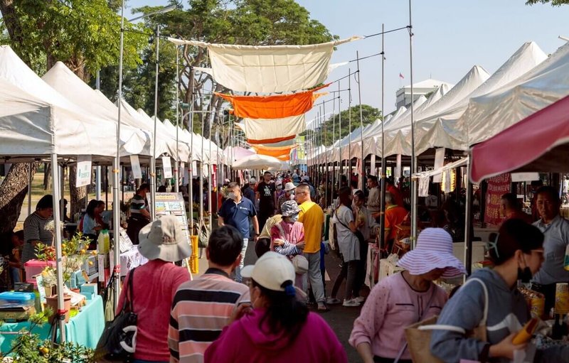 114年全國南區社區環境教育成果展22日在嘉義縣熱鬧舉行,現場也同步舉辦「嘉有好市集」,逾100個攤位吸引民眾參觀。(嘉義縣政府提供)中央社記者黃國芳傳真 114年11月22日