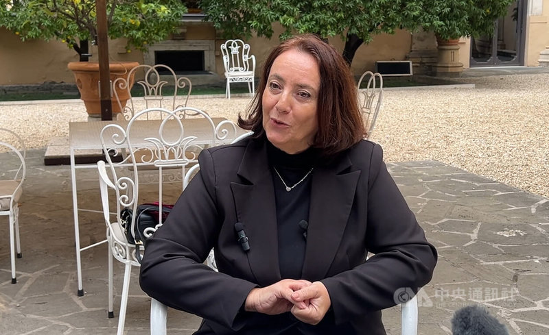 科隆納宮總監皮爾喬凡尼(Patrizia Piergiovanni)向記者介紹家族歷史與趣味故事。中央社記者黃雅詩羅馬攝 114年11月22日