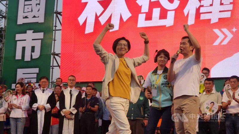 民進黨立委林岱樺（前左）投入高雄市長初選，卻爆出涉詐助理費案。她22日在旗山舉行造勢活動，她說，只因民調第一就被追殺，拜託鄉親替她討公道，「高雄不是檢調在決定」。中央社記者洪學廣攝　114年11月22日