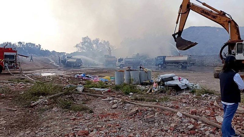 台南市後壁區烏樹林廢棄物暫置場21日晚上大火，消防局灌救約14小時撲滅火勢，目前正進行殘火處理。（台南市消防局提供）中央社記者張榮祥台南傳真 114年11月22日