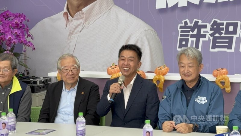 民進黨高雄市長初選戰火升溫，各參選人舉辦造勢、後援會拚場。立委許智傑（右2）22日成立「市長初選雄中智庫後援會」，來自醫界、建築界、律師界、學界等雄中人現身相挺。中央社記者林巧璉攝 114年11月22日