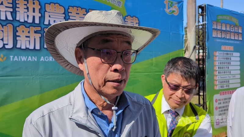 農業部長陳駿季（左）22日出席農業部農業試驗所130週年慶開放日活動，接受媒體聯訪表示，聽到許多業者聲音，大概下週會有更明確的廚餘養豬政策，屆時會對外說明。中央社記者蘇木春攝　114年11月22日