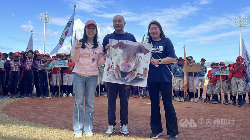 2025年耕元盃全國少年暨青少年棒球錦標賽22日在台東縣圓滿畫下句點，除各組冠軍隊伍能獲得1頭豬外，有6組應援啦啦隊也因表現賣力，分別獲贈1頭豬。中央社記者盧太城台東攝　114年11月22日