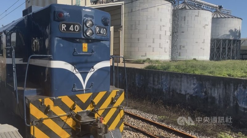 行政院長卓榮泰22日下午在桃園市長張善政陪同下，至楊梅出席富岡鐵道藝術生活節開幕活動，兩人在台鐵桃園車站搭乘「藍皮解憂號」至富岡車站，不少鐵道迷也在月台上捕捉火車進站時的畫面。中央社記者葉臻攝　114年11月22日