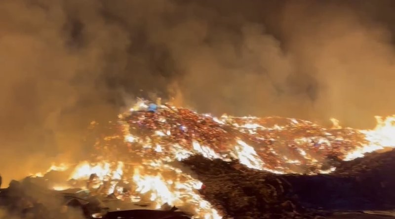 7月丹娜絲颱風重創台南，災區復原棄置廢棄物的烏樹林暫置場21日晚上大火，消防人員灌救逾5小時才控制火勢，暫無人傷亡。（台南市消防局提供）中央社記者張榮祥台南傳真 114年11月22日