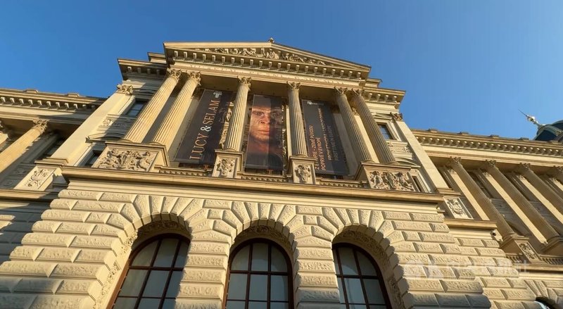 捷克國家博物館從8月底至10月底，在外牆掛上人類祖先化石展覽「露西與賽蘭」的宣傳海報。圖攝於9月11日。中央社記者劉郁葶布拉格攝　114年11月22日