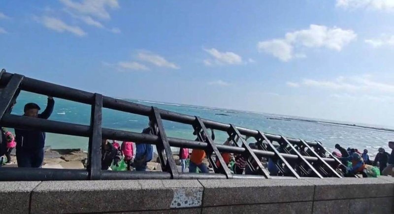 澎湖「摩西分海」海岸辦理淨灘活動，各式海漂廢棄物隨著風浪堆積，削波塊的縫隙也都布滿垃圾，連本島的大型綠電模組都漂流至岸際，10餘位民眾合力翻掀至岸際。 （澎湖湖西鄉公所提供）中央社   114年11月22日