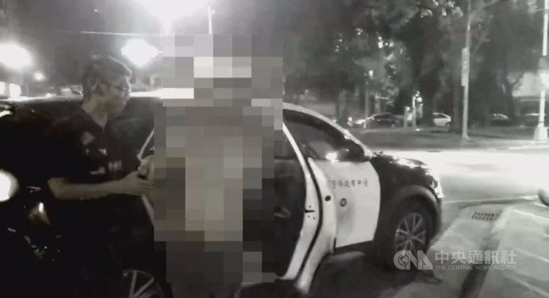 台中警方22日凌晨獲報某民宅前有民眾酒後爭吵，員警到場處理時，其中一方梁姓男子（右），突手持玻璃杯砸向警方，造成1名警員手臂流血受傷，他被壓制逮捕後法辦。（翻攝照片）中央社記者蘇木春傳真　114年11月22日