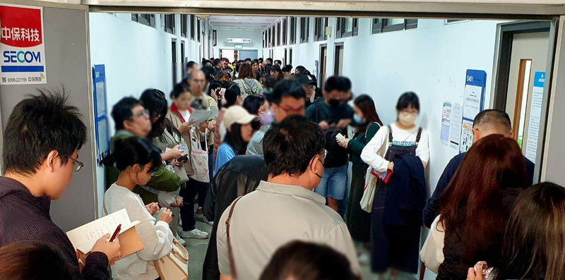 「環境部淨零綠領人才培育課程」第2次集中測驗22日在全國15個測驗區同步舉行，約900名完成專業課程的學員參加測驗，圖為台北試區現場照片。（環境部提供）中央社記者吳欣紜傳真 114年11月22日