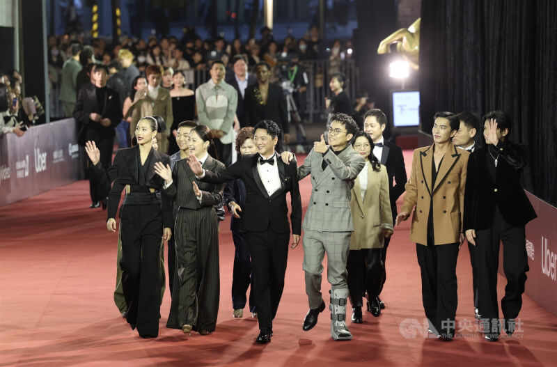 入圍多項大獎的電影「我家的事」劇組開心走上紅毯，向一旁粉絲揮手致意。中央社記者張新偉攝　114年11月22日