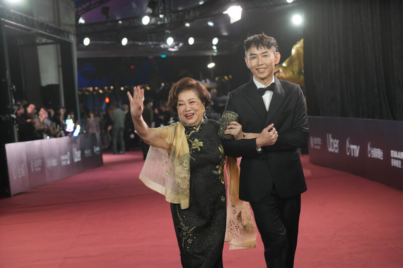 金馬終身成就獎陳淑芳（左）登上紅毯。（金馬執委會提供）