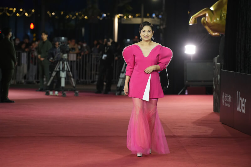 演員楊貴媚今年擔任頒獎嘉賓，以一身桃紅色亮麗登上紅毯。（金馬執委會提供）