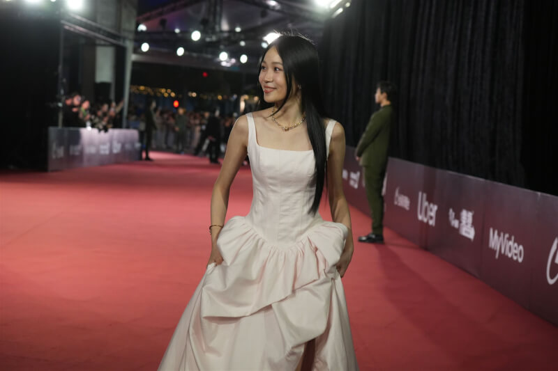 演員林品彤今年以頒獎嘉賓身分參與，淺色系禮服盡顯優雅氣質。（金馬執委會提供）