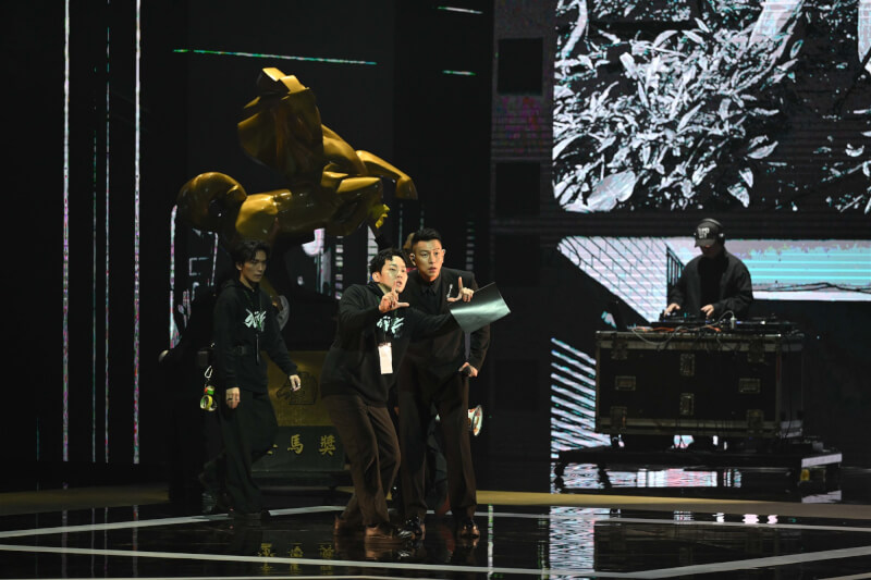 金馬62開場由嘻哈團體頑童MJ116開唱，還有打板、收音等工作人員加入演出。（金馬執委會提供）