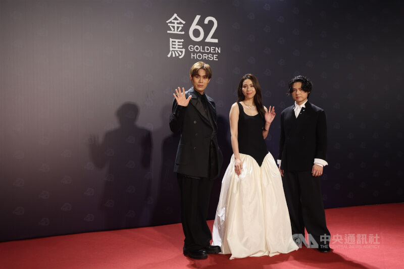 第62屆金馬獎頒獎典禮22日晚間登場，傍晚星光大道先打頭陣，以「我天生－有病版」入圍最佳原創電影歌曲的樂團告五人成員雲安（左）、犬青（中）、哲謙（右）開心走紅毯。中央社記者張新偉攝　114年11月22日