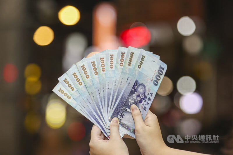 中華郵政24日開放全台郵局臨櫃領取普發現金一萬元。（中央社檔案照片）