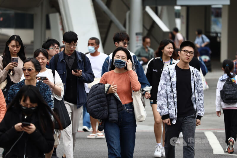 圖為台北市中山區民眾外出穿著長袖衣服、外套保暖。（中央社檔案照片）