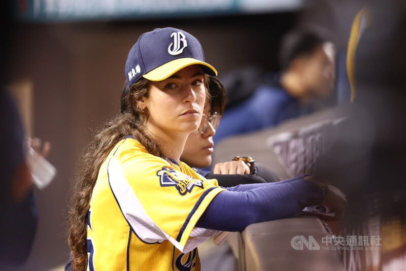 中華職棒中信兄弟隊女性打擊教練莎菈明年可望重回球員身分。（中央社檔案照片）
