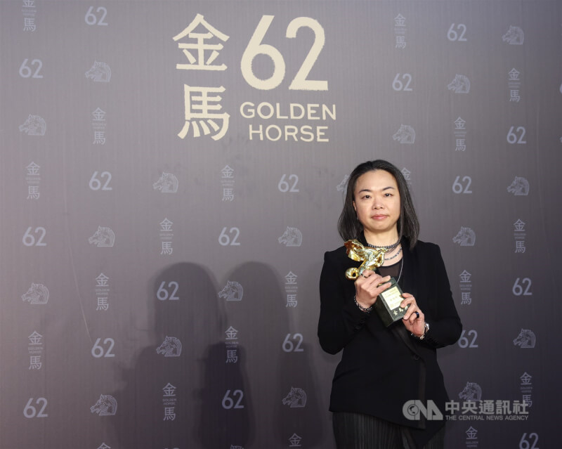 第62屆金馬獎將年度台灣傑出電影工作者頒給燈光師鍾瓊婷,入行逾10年的她認為自己是幸運的,直說明天睡醒也要繼續去打燈。中央社記者張新偉攝 114年11月22日