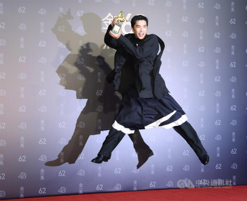 第62屆金馬獎22日在台北流行音樂中心隆重舉行頒獎典禮，最佳男配角由演員曾敬驊（圖）以「我家的事」拿下，他在後台受訪時開心跳起來慶祝。中央社記者張新偉攝　114年11月22日