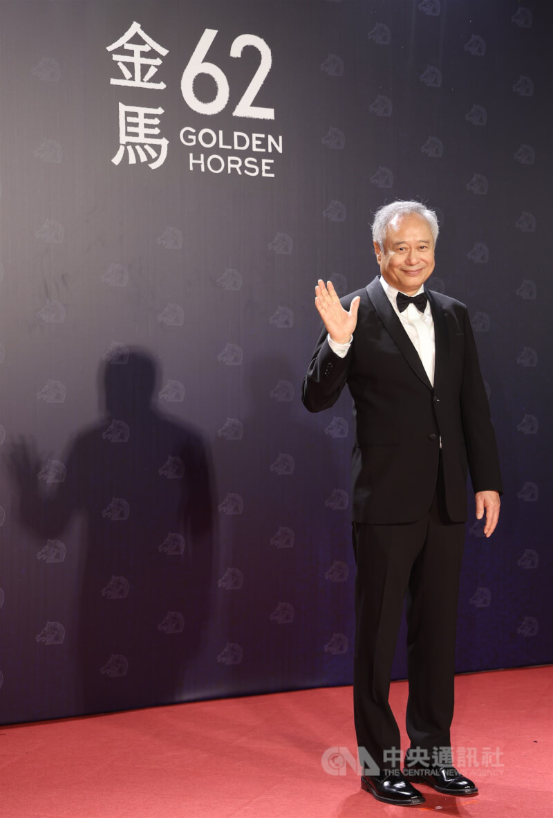 第62屆金馬獎22日在台北流行音樂中心盛大登場，會前星光大道眾星雲集，國際名導李安（圖）也特地返台參與盛會，將擔任頒獎人。中央社記者張新偉攝　114年11月22日