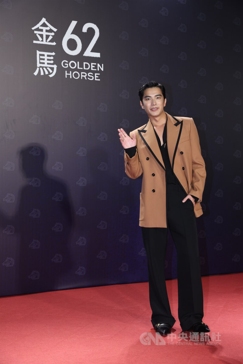 演員曾敬驊（圖）本屆除是頒獎人也是入圍者，將角逐最佳男配角，會前開心在紅毯留影。中央社記者吳家昇攝　114年11月22日